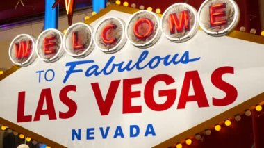 Amerika 'nın kumarhane turizm merkezindeki Las Vegas retro-neon tabelasına hoş geldiniz. Iconic vintage parlayan bayrak, kumarhanenin sembolü şans oyunları, para oyunları ve risk bahisleri. Aydınlatılmış tabela