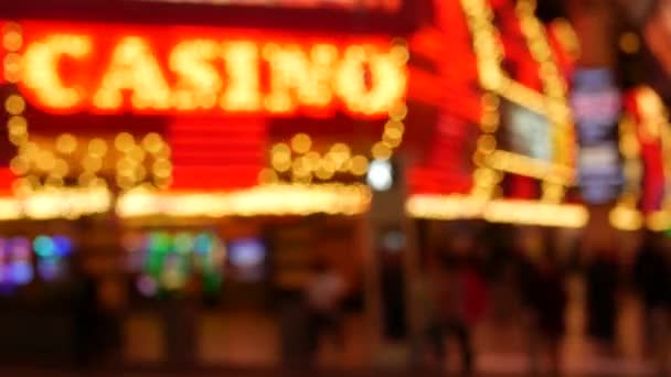 Defokussierte alte elektrische Lampen, die nachts glühen. Abstrakte Nahaufnahme einer verschwommenen Retro-Casino-Dekoration, die schimmert, Las Vegas USA. Beleuchtete Vintage-Glühbirnen glitzern auf der Freemont Street — Stockvideo