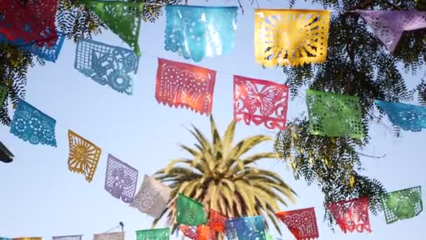 Πολύχρωμο μεξικάνικο διάτρητο papel picado banner, φεστιβάλ πολύχρωμο γιρλάντα χαρτιού. Πολύχρωμες ισπανικές λαϊκές σκαλισμένες σημαίες ιστού, γιορτές ή καρναβάλι. Αυθεντική διακόσμηση γιορτής στη Λατινική Αμερική — Αρχείο Βίντεο