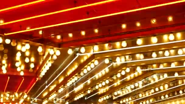 Старые фасонные электрические лампы мигают и светятся ночью. Абстрактный взгляд на декорации ретро-казино, сверкающих в Лас-Вегасе, США. Иллюминированные луковицы в винтажном стиле, сверкающие на улице Фримонт — стоковое видео