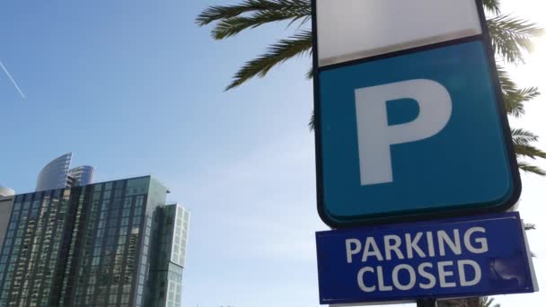 Parkoló jel jelképe közlekedési nehézségek és közlekedési problémák forgalmas városi területeken az USA-ban. Nyilvános parkoló San Diego belvárosában, Kaliforniában. Korlátozott hely a városi gépkocsik számára — Stock videók