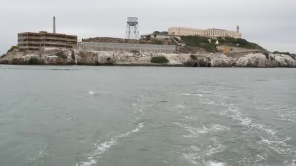 Pulau Alcatraz di Teluk San Francisco, California. Penjara federal untuk gangster di batu, cuaca berkabut. Penjara bersejarah, tebing di pelabuhan berkabut. Gaol untuk hukuman dan penjara untuk kejahatan — Stok Video