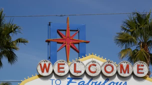 Welcome to fabulous Las Vegas retro neon sign in gambling tourist resort, USA. Iconic vintage banner as symbol of casino, games of chance, money playing and hazard betting. Lettering on signboard — Stock Video
