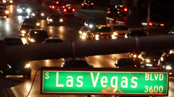 Fabulos Las Vegas, sinal de trânsito brilhando na Strip na cidade pecaminosa dos EUA. Sinalização icónica na estrada para Fremont Street, no Nevada. Símbolo iluminado do dinheiro do casino a jogar e apostas na área de jogos — Vídeo de Stock