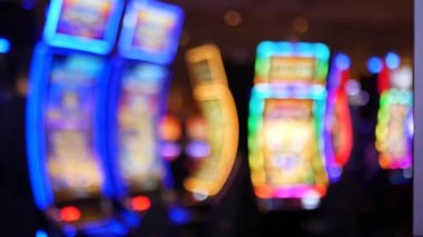 Las Vegas Bulvarı, ABD 'de kumarhanede çözülmüş kumar makineleri parlıyor. Fremont caddesi yakınlarındaki bir otelde kumarda büyük ikramiye oynamış. Riskli para oynamak ve bahis oynamak için aydınlatılmış neon meyve makinesi