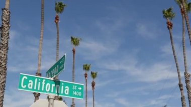 Kaliforniya sokak tabelası kavşakta. Kesişme noktasındaki harf, yaz seyahatlerinin ve tatillerin sembolü. ABD turizm merkezi. Los Angeles yakınlarında 101. güzergah.
