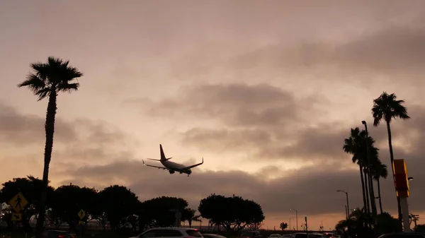 Αεροπλάνο Προσγειώνεται Στο Αεροδρόμιο Lax Στο Ηλιοβασίλεμα Λος Άντζελες Καλιφόρνια — Φωτογραφία Αρχείου