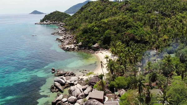 热带海滩上的平房和绿色椰子树 在阳光普照的泰国 高涛天堂岛上的潜水和潜水度假胜地沙滩海岸上的小木屋 靠近平静的蓝海 无人机视图 — 图库照片