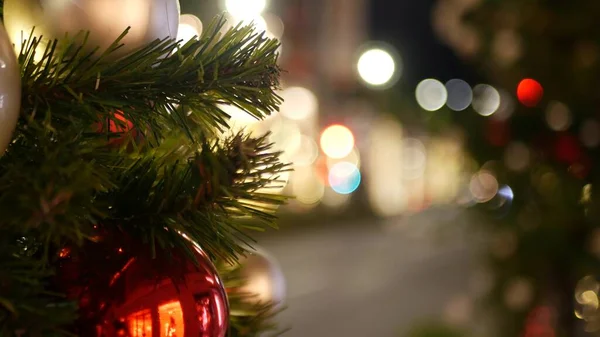 Gros Plan Sapin Noël Plein Air Décoré Avec Des Boules — Photo