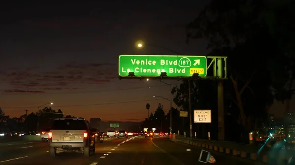 Вигляд Машини Лос Анджелес Зайнятий Нічною Автострадою Масивна Автомагістраль Каліфорнії — стокове фото
