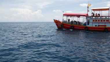 KOH TAO Adası, THAILAND - 29 HAZİRAN 2019 Cennet egzotik tatil beldesinde dalgalı denizin yüzeyinde yüzen dalış botu. Turistler için spor eğlencesi, ekipmanlarla suyun derinliklerine dalmak.