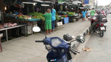 KOH SAMUI ADASI, THAILAND - 10 Temmuz 2019: Alışverişe kıyasla daha canlılar. Asya 'da tipik günlük yaşam. İnsanlar sebze, deniz ürünü ve et alışverişine gider.