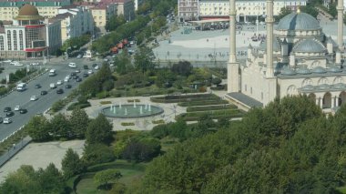GROZNY, ICHKERIA 'NIN CHECHEN REUBLIK, CAUCASUS, RUSSIA - 6 Eylül 2019: Çeçenistan' ın Kalbi yakınlarındaki başkentte Sivil Konkort ve Birlik Günü. İslami cami yakınlarındaki meydanda yaşayan insanlar