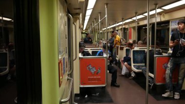LOS ANGELES, CALIFORNIA, ABD - 7 NOV 2019: Metro Demiryolu Taşıma Sistemi. Metropolitan kamu yolcu taşımacılığı altyapısı. Yurttaşlar yeraltı metrosunun içinde. Los Angeles 'taki insanlar..