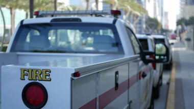 SAN DIEGO, CALIFORNIA USA - 15 HAZİRAN 2020: Broadway 'de acil durum sirenleri olan itfaiye araçları ve şerifin arabası. İtfaiyecilerin araçları şehir merkezinde. İtfaiye kurtarma ve kamu güvenliği için.