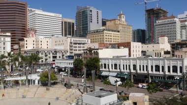 SAN DIEGO, CALIFORNIA USA - 13 Şubat 2020: Metropolis şehir merkezi silueti. Horton Plaza 'dan yukarıdan bakıldığında Gaslamp Quarter' daki çeşitli yüksek binalar görülüyor. Finansal bölgeyi göz ardı et.