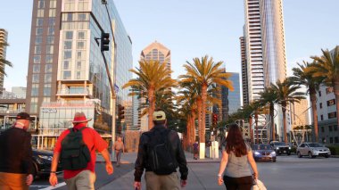 SAN DIEGO, CALIFORNIA USA - 13 Şubat 2020: Şehir merkezindeki yayalar, trafik ve yüksek binalar. Amerikan Metropolü 'nün sokak hayatı. Şehir Broadway sokağı, ulaşım ve Santa Fe yakınları..