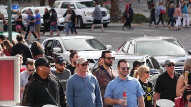 LAS VEGAS, NEVADA USA - 7 MAR 2020: yaya geçidi üzerinde insanlar. Şehir avlusunda yürüyen çok kültürlü erkek ve kadınlar. Kaldırımda bir sürü vatandaş var. Metropolis 'teki çok ırklı yüzlerin çeşitliliği.