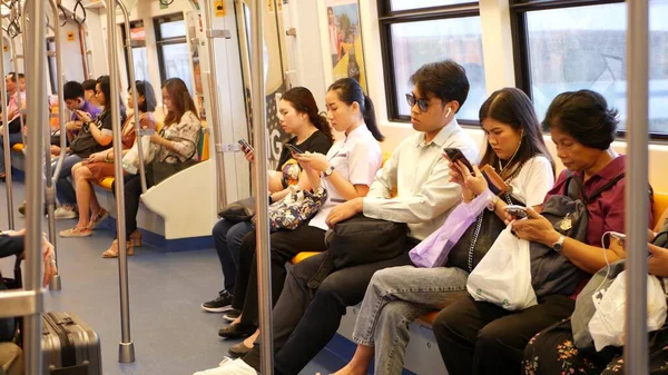 Bangkok Tailandia Julio 2019 Pasajeros Asiáticos Tren Usando Smartphones Gente —  Fotos de Stock