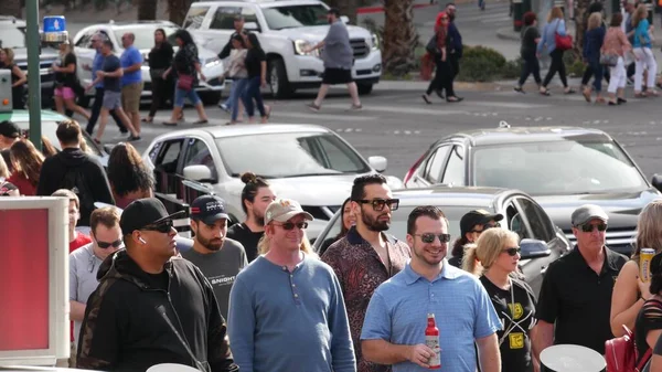 Las Vegas Nevada Usa Mar 2020 歩行者専用歩道の人々 都市遊歩道を歩く多文化の男性と女性 歩道の市民の群衆 大都市における多人種の顔の多様性 — ストック写真