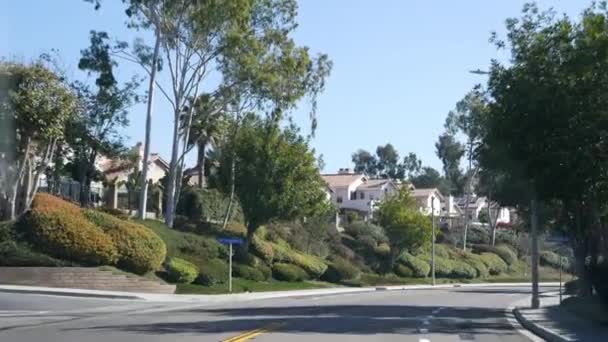 Suburb real estate, property in residential district, San Diego County, California USA. Barrio suburbano típico desenfocado. Casas unifamiliares independientes, bienes raíces caros. Fila de casas clásicas — Vídeos de Stock