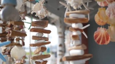 Deniz kabukları asma tarzı deniz kabuğu dekorasyonu, sahil manzaralı ahşap yazlık ev, Pasifik sahili, Kaliforniya, ABD. Meltemli sahil evinin deniz pastel iç dekoru. Yaz mevsimi deniz rüzgarı estetiği