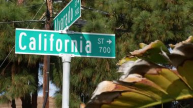 Kaliforniya sokak tabelası kavşakta. Kesişme noktasındaki harf, yaz seyahatlerinin ve tatillerin sembolü. ABD turizm merkezi. Los Angeles yakınlarında 101. güzergah.