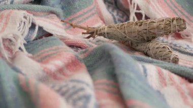 Kurutulmuş beyaz adaçayı lekesi, gevşeme ve aromaterapi. Psişik okült ayin, bitkisel şifa, yoga ya da aura temizliği sırasında lekeler. Esrarengiz ayinler ve fal bakımı için temel tütsü