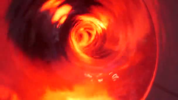 Simbolo dell'inferno, dell'inferno e dell'infinito. Ipnotico liquido rosso in loop turbinio aqua. Idromassaggio luminoso meditativo. Incantevole tunnel a spirale di fluido cristallino. Fuoco surreale pendenza dell'acqua ritmica — Video Stock