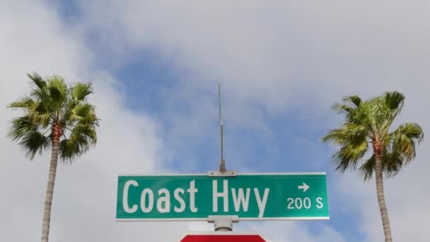 Pacific Coast Highway, historische route 101 verkeersbord, toeristische bestemming in Californië Verenigde Staten. Brief op kruispunt wegwijzer. Symbool van de zomertijd reizen langs de oceaan. All-Amerikaanse schilderachtige hwy — Stockvideo