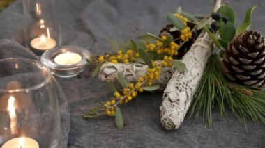 Kurutulmuş beyaz adaçayı lekesi, gevşeme ve aromaterapi. Psişik okült ayin, bitkisel şifa, yoga ya da aura temizliği sırasında lekeler. Esrarengiz ayinler ve fal bakımı için temel tütsü