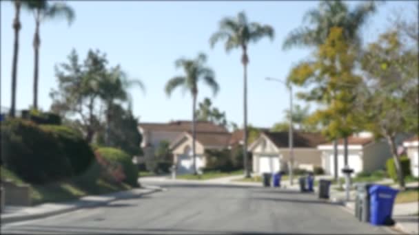 Суббурбське нерухомість, власність в житловому районі, Сан-Дієго, штат Каліфорнія, США. Знищена типова приміська околиця. Відокремлені односімейні будинки, дорога реальність. Ряд класичних будинків. — стокове відео
