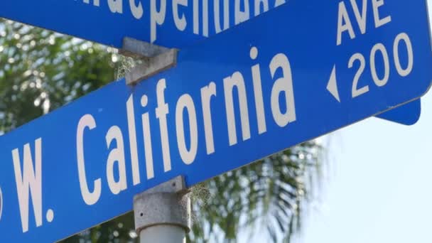 캘리포니아 도로 표지판이 교차로 위에 있어요. 교차 표지판에서 읽는 것은 여름철 여행과 휴가의 상징이다. 미국의 관광목적지. 로스앤젤레스 근처의 101 번 도로 근처에 있는 도시 이름 게시판에 있는 문자 — 비디오