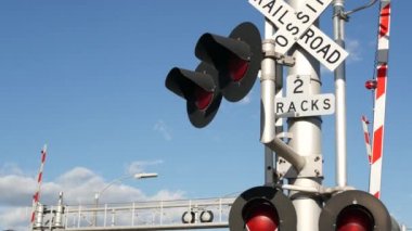 Amerika 'da seviye çapraz uyarı sinyali. Kaliforniya 'da demiryolu kavşağında çapraz ateş uyarısı ve kırmızı trafik ışığı. Demiryolu ulaşım güvenlik sembolü. Tehlike ve tren raylarıyla ilgili uyarı işareti