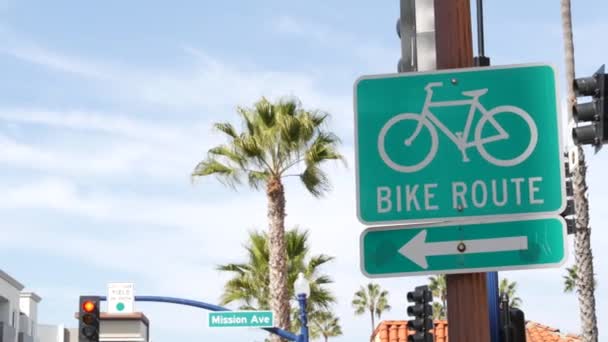 Fietsroute groen verkeersbord in Californië, USA. Fietsrijstrook singpost. Bikeway in Oceanside Pacific toeristenoord. Fietsbord en palm. Gezonde levensstijl, recreatie en veiligheid fietssymbool — Stockvideo