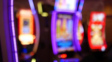 Las Vegas Bulvarı, ABD 'de kumarhanede çözülmüş kumar makineleri parlıyor. Fremont caddesi yakınlarındaki bir otelde kumarda büyük ikramiye oynamış. Riskli para oynamak ve bahis oynamak için aydınlatılmış neon meyve makinesi