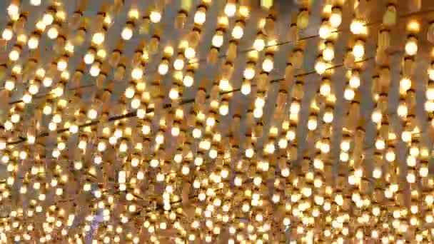 Старі зачаровані електричні світильники, що кліпають і світяться вночі. Абстракт закрив оздоблення казино ретро в Лас-Вегасі, США. Освітлені цибулини вінтажного стилю блищали на вулиці Freemont — стокове відео