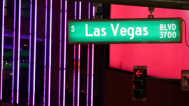 Fabulos Las Vegas, rambu lalu lintas bersinar di The Strip di Sin City Amerika Serikat. Papan penanda es di jalan menuju jalan Fremont di Nevada. Simbol iluminasi dari uang kasino bermain dan taruhan di daerah game — Stok Video