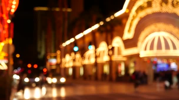 位于美国内华达州的拉斯维加斯大道、豪华赌场和酒店、博彩区，令人难以置信。在弗里蒙特街附近的夜生活和交通中，有旅游资金的游乐胜地。罪恶之城的霓虹灯 — 图库视频影像