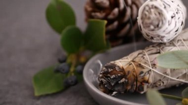 Kurutulmuş beyaz adaçayı lekesi, gevşeme ve aromaterapi. Psişik okült ayin, bitkisel şifa, yoga ya da aura temizliği sırasında lekeler. Esrarengiz ayinler ve fal bakımı için temel tütsü