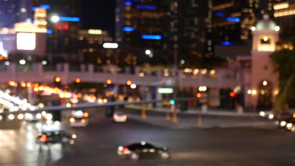 Defocused mesés Las Vegas Strip körút, luxus kaszinó és hotel, szerencsejáték terület Nevada, USA. Éjszakai élet és a forgalom közelében Fremont utca turisztikai pénz játszik üdülőhely. A bűn városának neonfényei — Stock videók