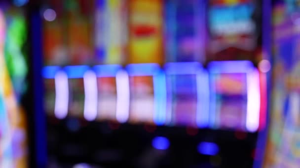 Defocused speelautomaten gloeien in casino op fantastische Las Vegas Strip, Verenigde Staten. Wazig gokken jackpot slots in hotel in de buurt van Fremont straat. Verlichte neon fruitmachine voor het riskeren van geld spelen en wedden — Stockvideo