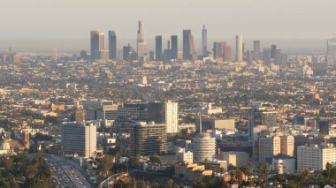 Metropolis 'in yüksek gökdelenleri ve yoğun trafik saatleri, Los Angeles, Kaliforniya ABD. Şehir merkezi silüeti ve trafik sıkışıklığı. Şehir manzarası ve garaj yolundaki arabalar. Los Angeles 'ta çevre yolu.