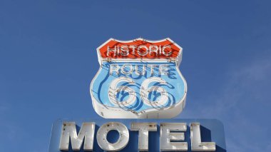 Tarihi güzergah 66 'daki motelin retro tabelası Amerika' nın klasik yol gezisi sembolü. Arizona çölünde ikonik pano. Eski moda neon tabela. Klasik turist simgesi..