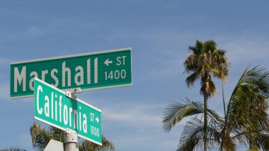 Kaliforniya sokak tabelası kavşakta. Kesişme noktasındaki harf, yaz seyahatlerinin ve tatillerin sembolü. ABD turizm merkezi. Los Angeles yakınlarında 101. güzergah..