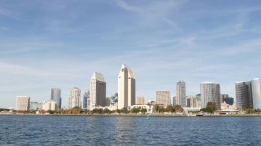 Metropolis şehir silueti, şehir merkezindeki yüksek gökdelenler, San Diego Körfezi, Kaliforniya ABD. Pasifik Okyanusu limanı yakınlarındaki rıhtım binaları. Coronado 'ya gemiden, denizden toplu taşıma.