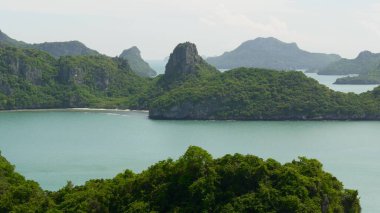 Ang Thong Ulusal Deniz Parkı 'ndaki Ang Thong Adaları' nın turistik Samui cenneti tropikal tatil beldesi yakınlarındaki kuş bakışı panoramik manzarası. Tayland Körfezi 'nde takımadalar. İdealik doğal arkaplan.