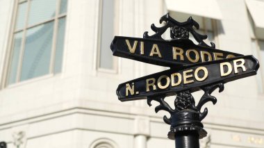 Dünyaca ünlü Rodeo Drive sembolü, Crosstreet tabelası, Beverly Hills kavşağı. Turistik Los Angeles, Kaliforniya, ABD. Zengin zengin yaşam tüketiciliği, lüks markalar ve yüksek sınıf mağazalar konsepti