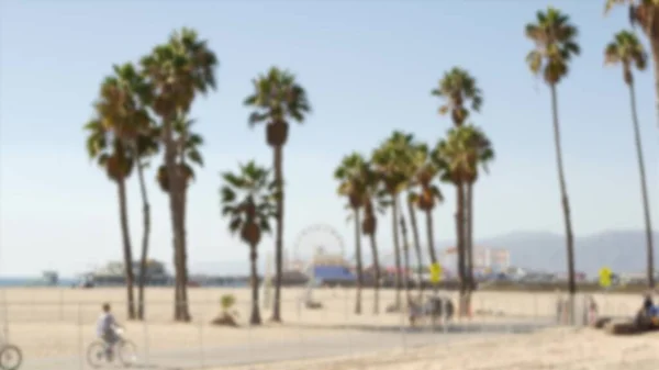 캘리포니아 해변의 사람들은 자전거를 갑니다 모니카 아메리카양 태평양 휴양지 로스앤젤레스 — 스톡 사진