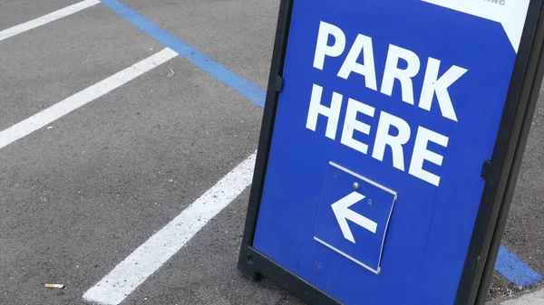 ABD 'nin kalabalık kentsel bölgelerindeki trafik sorunları ve ulaşım sorunlarının sembolü olarak park yeri imzası. San Diego, California 'da halka açık park yeri. Şehirdeki arabalar için sınırlı alan.